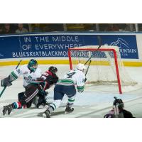 Kelowna Rockets attack the Seattle Thunderbirds net